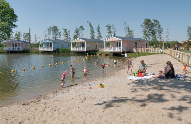 Met water spelen in het meertje bij familie resort molenwaard