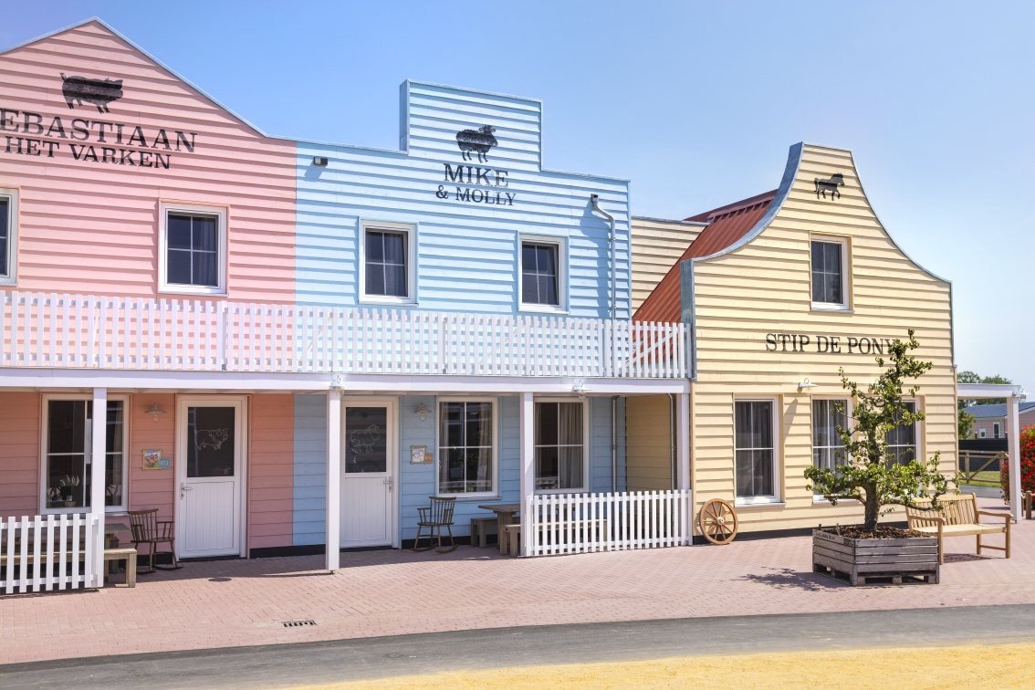 Village Street (8 person) Mike & Molly