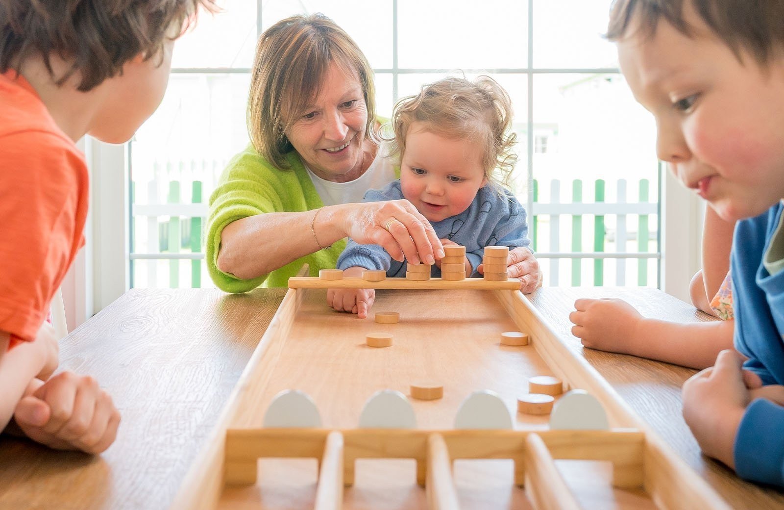 Sjoelen met je kleinkinderen bij Familie Resort Molenwaard
