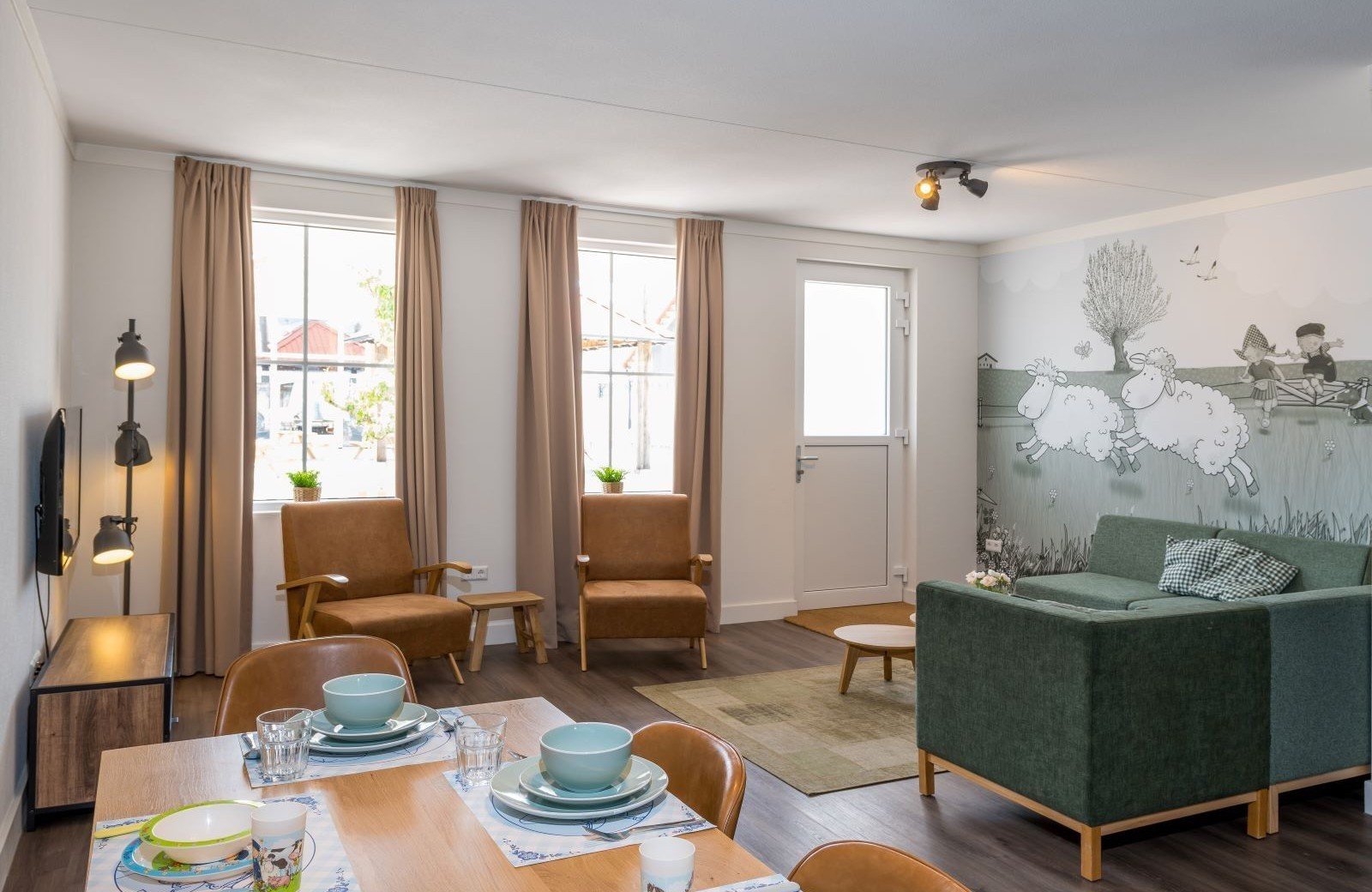 8 personen dorpsstraat mike en molly leefruimte