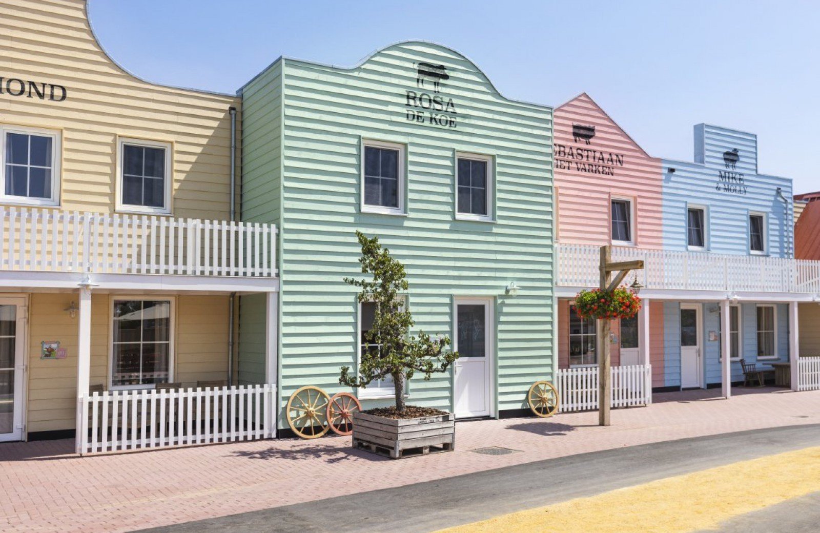 Luxury Village Street (8 persons)