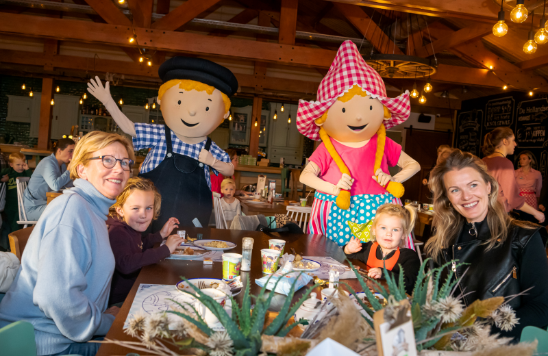 Fien en teun aan tafel bij familie resort molenwaard