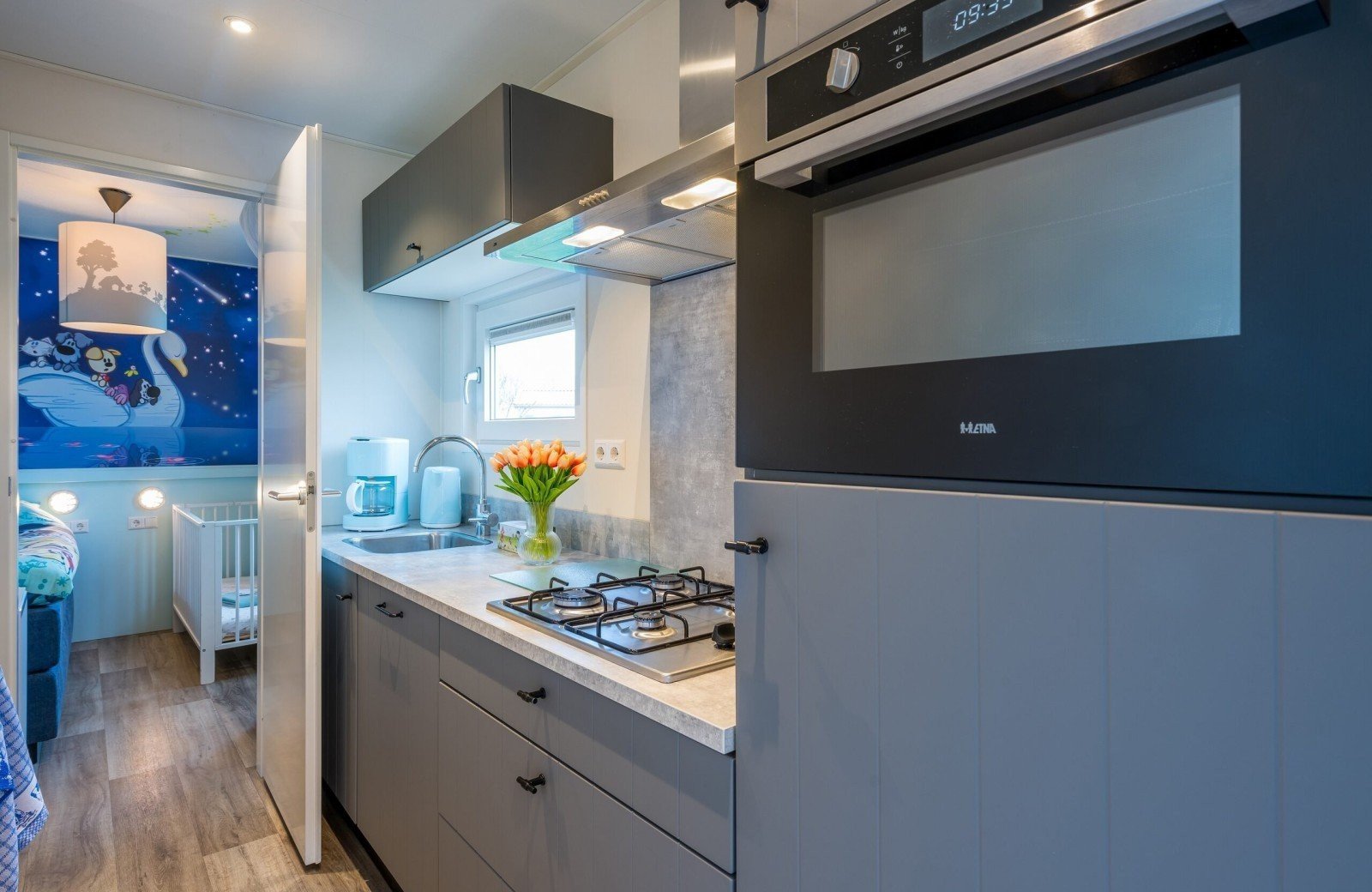 Huisje keuken in woezel en pip thema bij Familie Resort Molenwaard