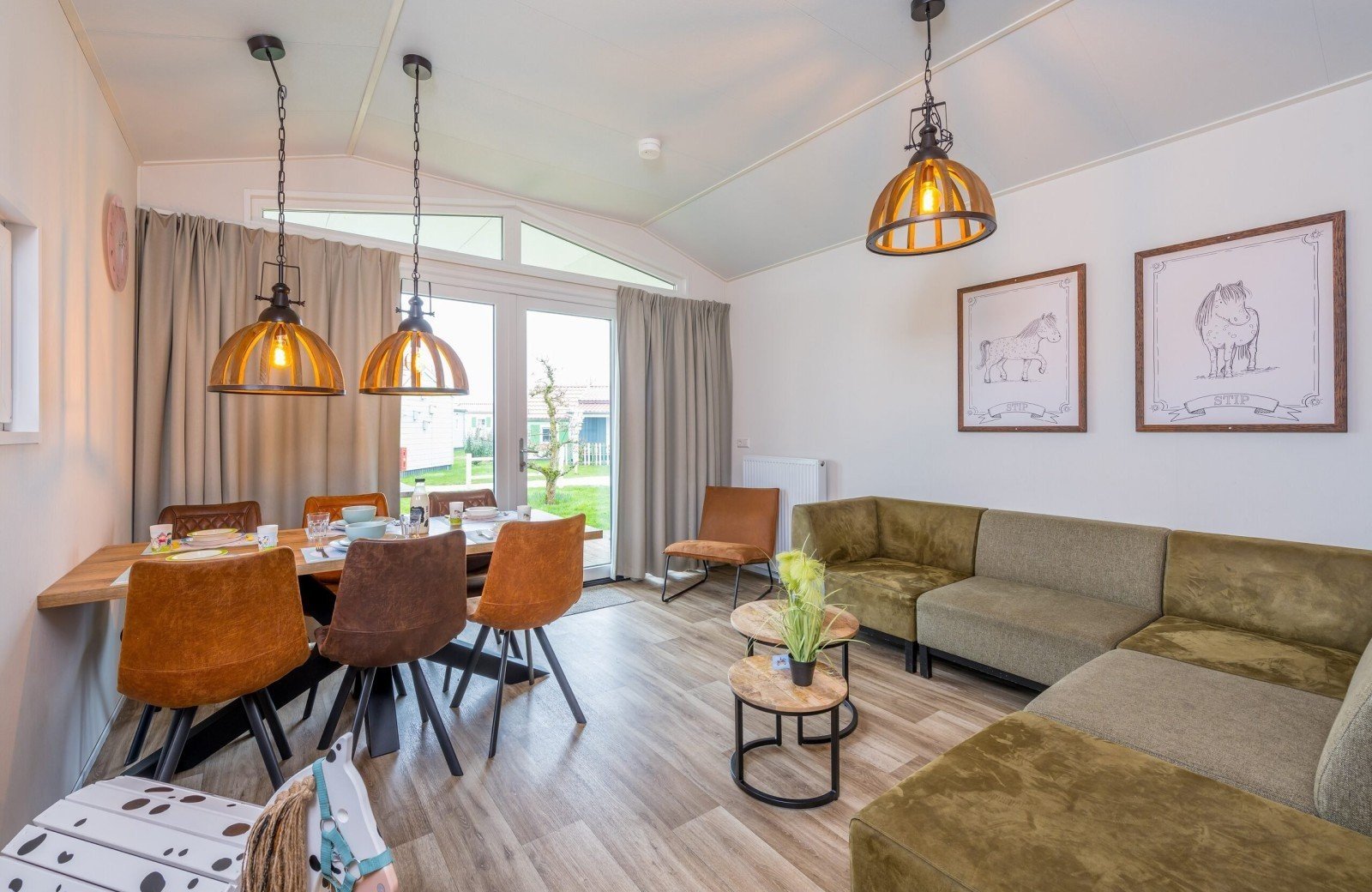 Stip de pony huisje woonkamer bij Familie Resort Molenwaard