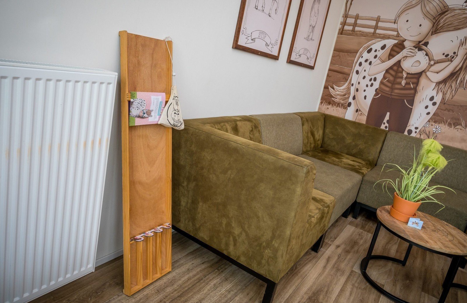 Stip de pony huisje woonkamer bij Familie Resort Molenwaard