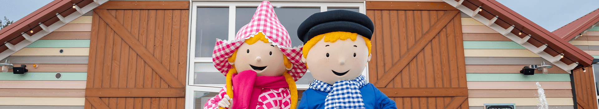 Fien en Teun in de winter bij speelschuur molenwaard