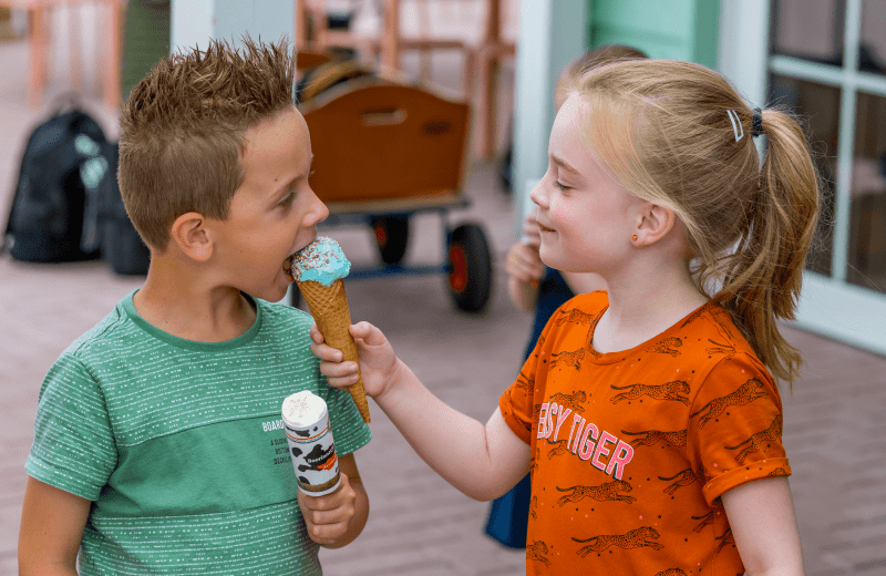 ijsje halen bij het ijskuipje op familie resort molenwaard