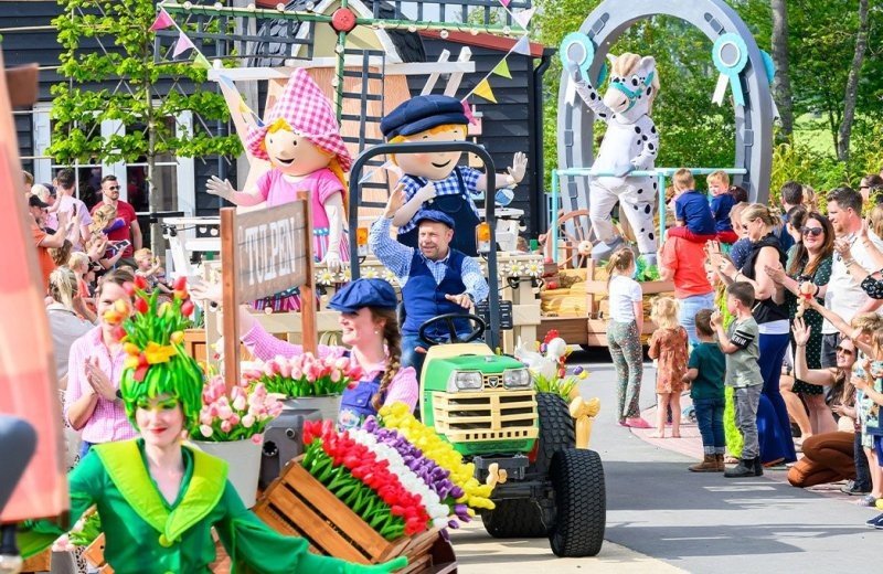 Lente parade bij familie resort molenwaard