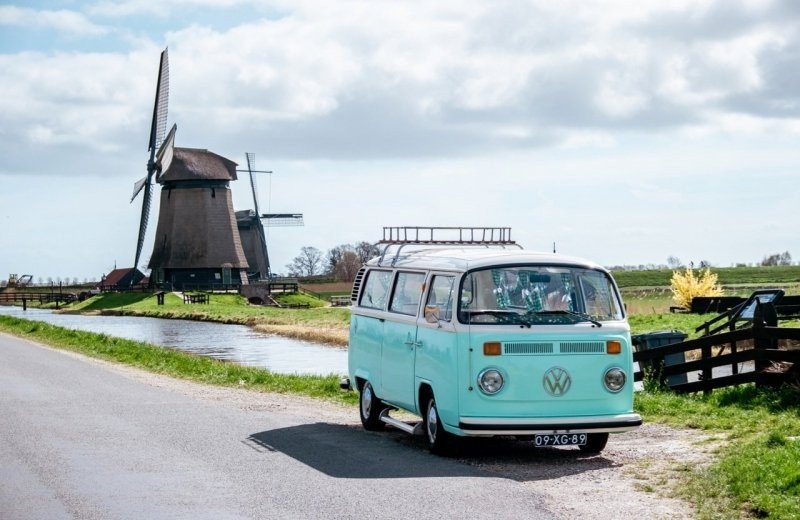 Rijden met volkswagenbusje door molenwaard